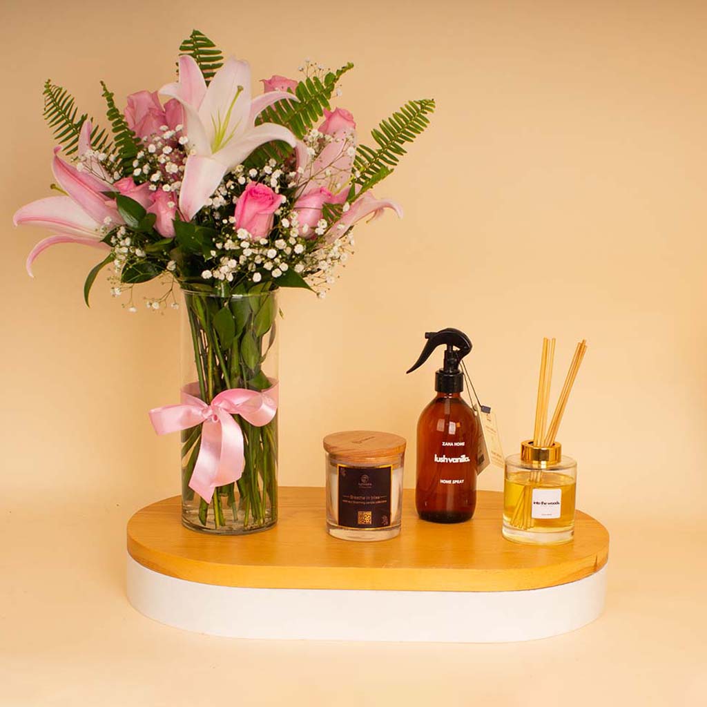Flowrista Online Flowers Shop مجموعة زها هوم غلو - بخاخ فانيليا فاخر مع معطر إنتو ذا وودز وشمعة بريذ إن بليس ومزهرية بزهور الزنبق