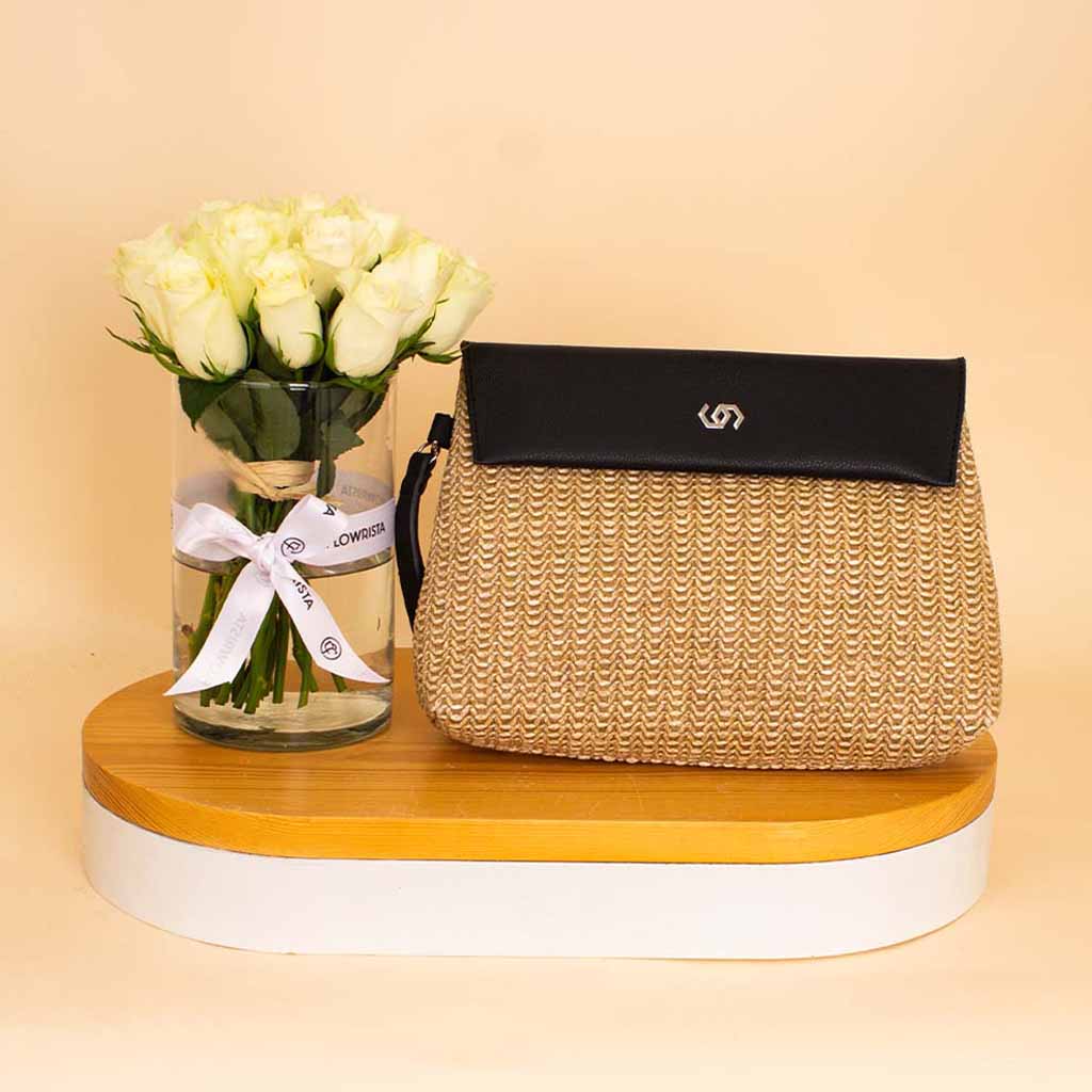 Flowrista Online Flowers Shop حقيبة كو-رافيا سوداء ومزهرية ورود بيضاء