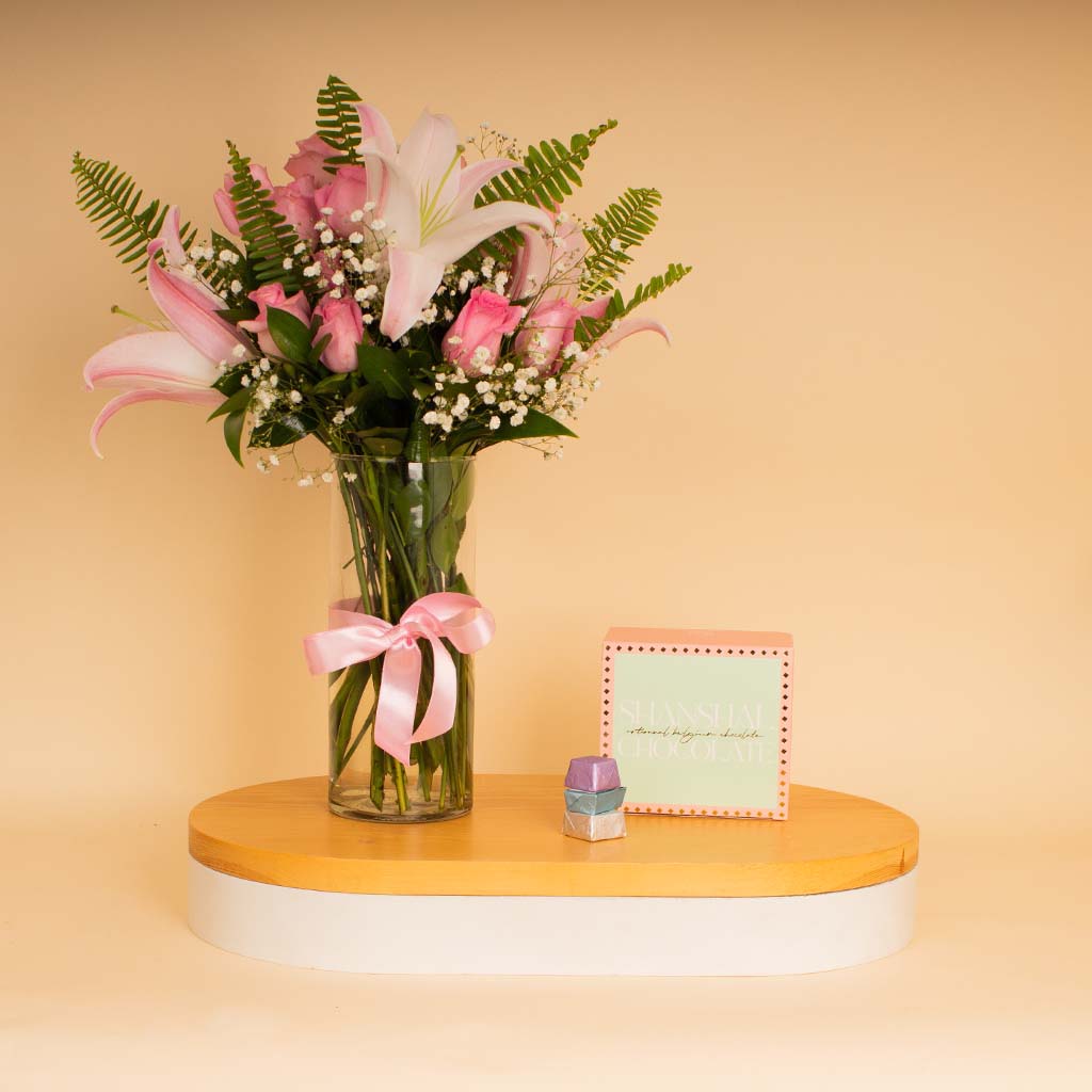 Flowrista Online Flowers Shop Shanshal Luxury Chocolates & Lily Roses Vase