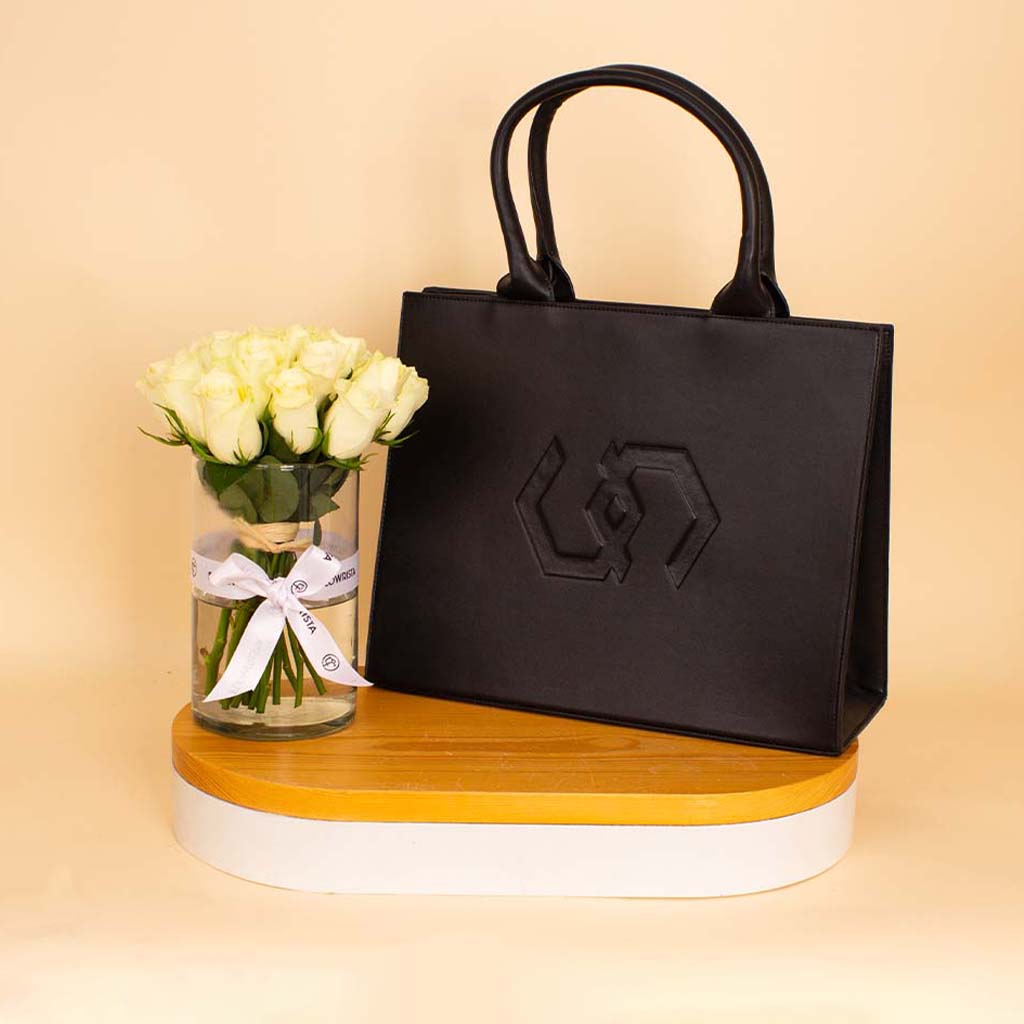 Flowrista Online Flowers Shop حقيبة كوكان الكبيرة سوداء ومزهرية بورود بيضاء