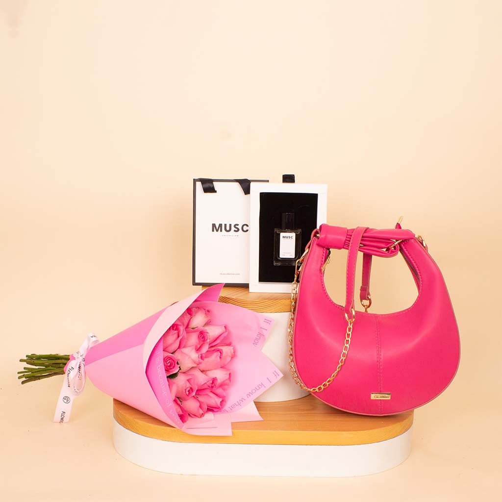 Flowrista Online Flowers Shop حقيبة عالمكي بيلا فوشيا وعطر مسك عود مسك مع باقة من الورود الوردية